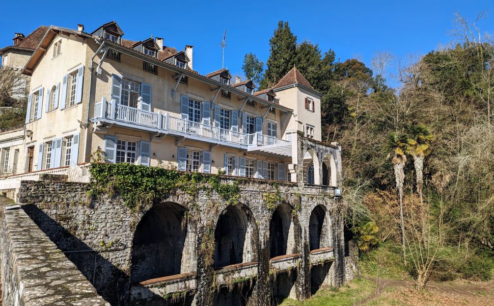 Splendide Maison de Maître Iconique, Surplombant le Gave d'Oloron 